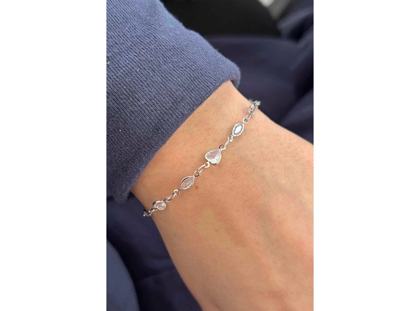 Gümüş Renk Taş Detaylı Bileklik