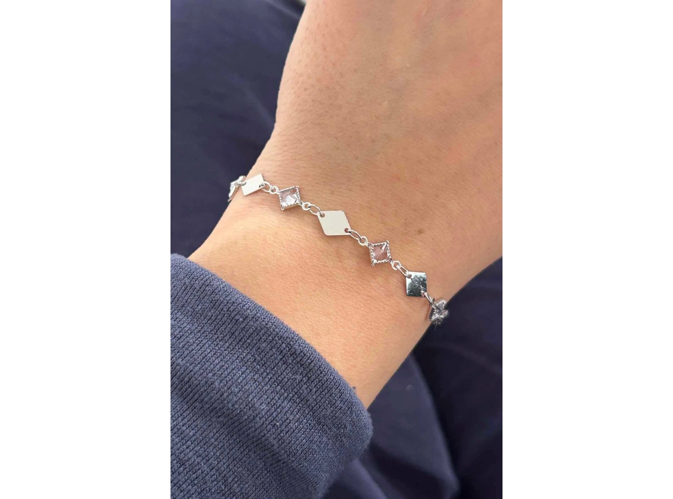 Gümüş Renk Taş Detaylı Bileklik