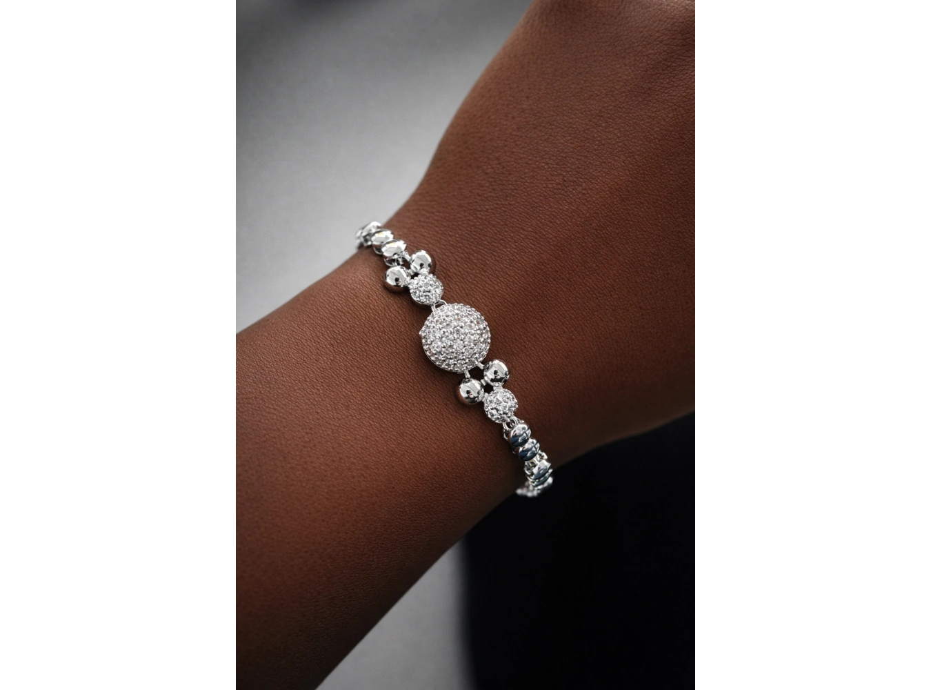 Gümüş Renk Taş Detaylı Bileklik