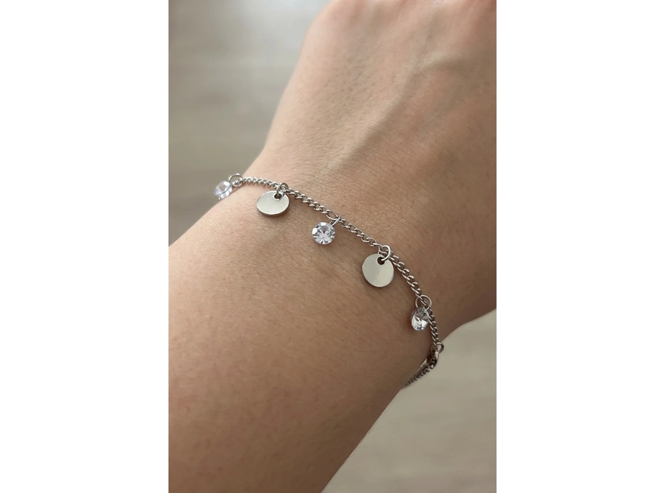 Gümüş Renk Taş Detaylı Çelik Bileklik