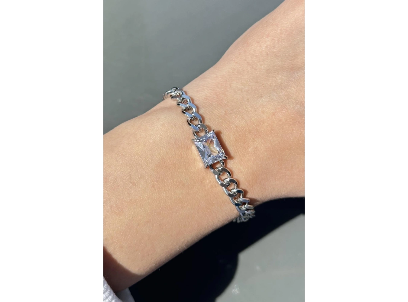 Gümüş Renk Taş Detaylı Çelik Bileklik