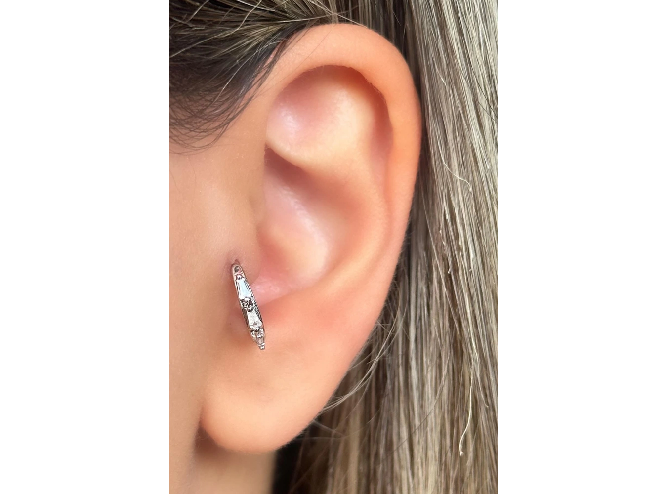 Gümüş Renk Taş Detaylı Çelik Halka Tragus/Kıkırdak Küpe/Piercing (Tek)