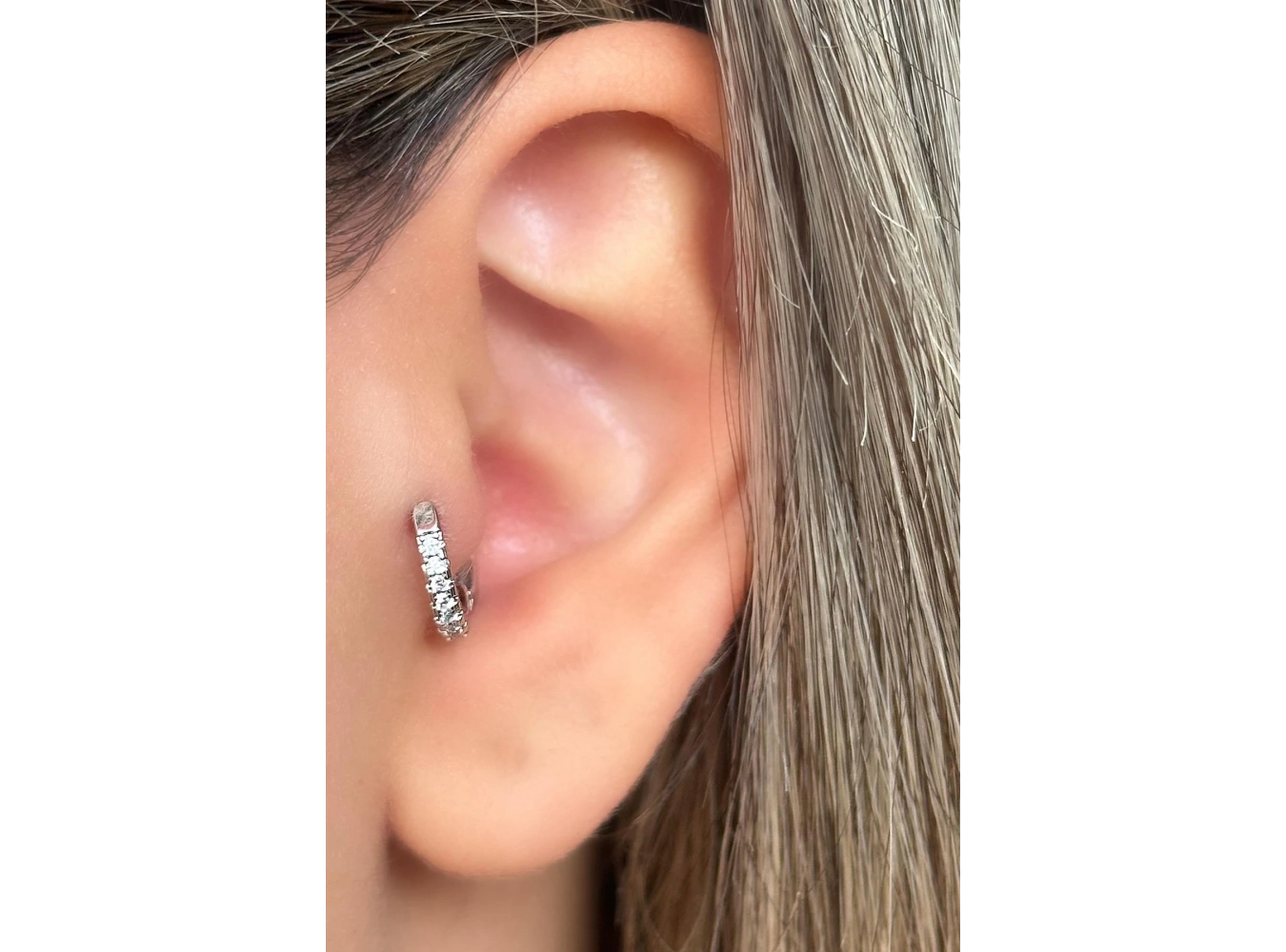 Gümüş Renk Taş Detaylı Çelik Halka Tragus/Kıkırdak Küpe/Piercing (Tek)
