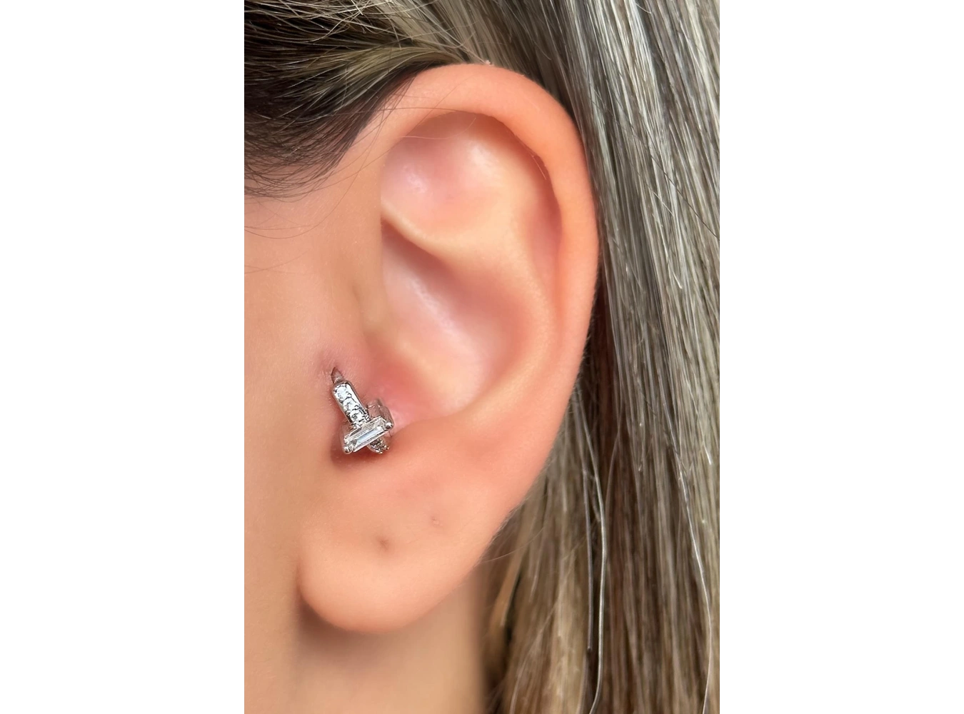 Gümüş Renk Taş Detaylı Çelik Halka Tragus/Kıkırdak Küpe/Piercing (Tek)