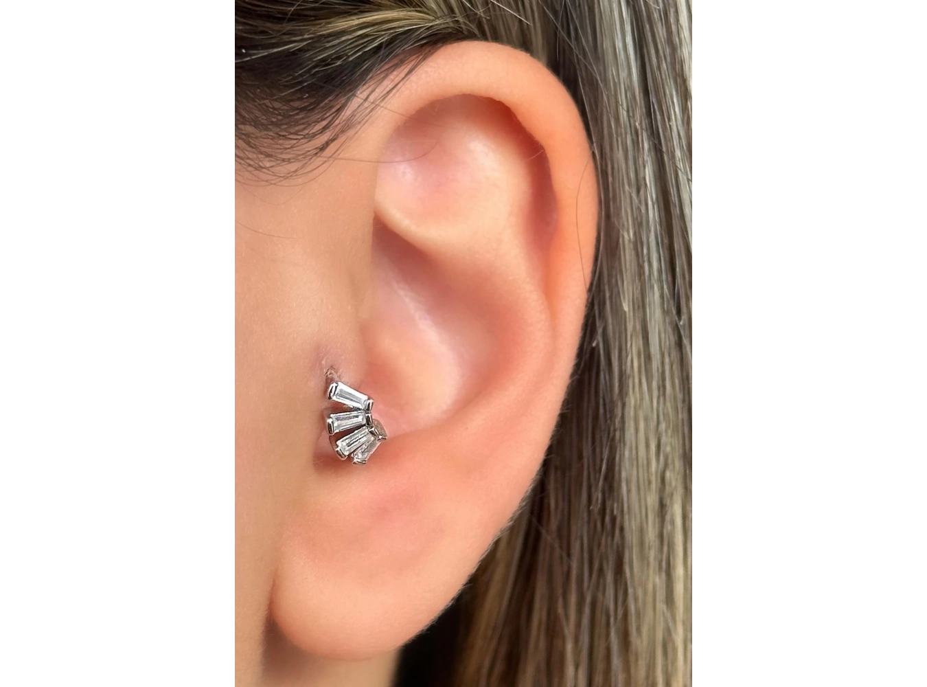 Gümüş Renk Taş Detaylı Çelik Halka Tragus/Kıkırdak Küpe/Piercing (Tek)