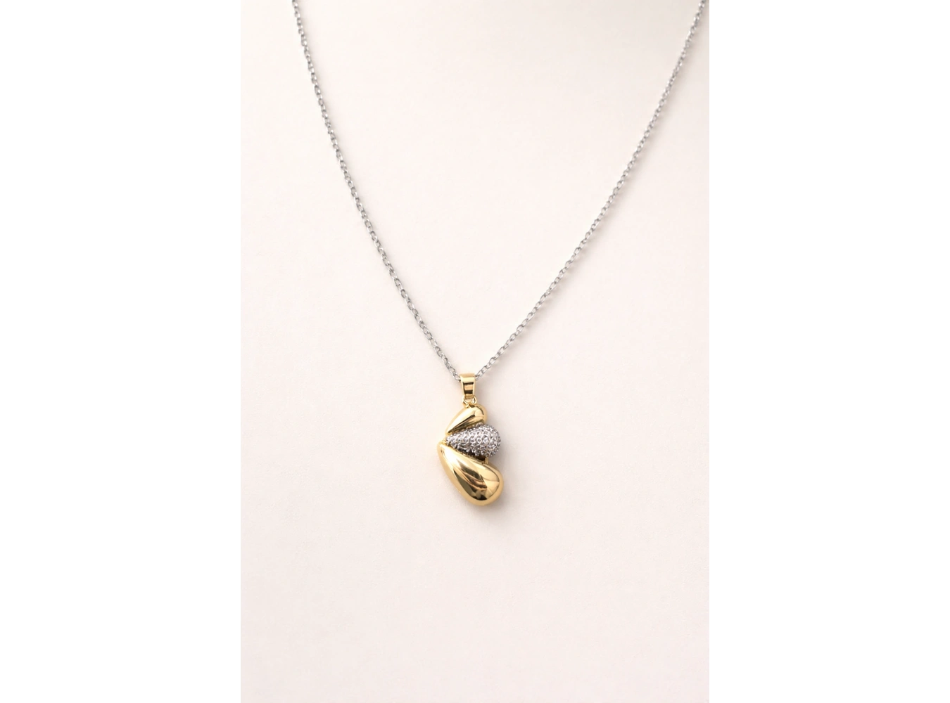 Gümüş Renk Taş Detaylı Çelik Kolye