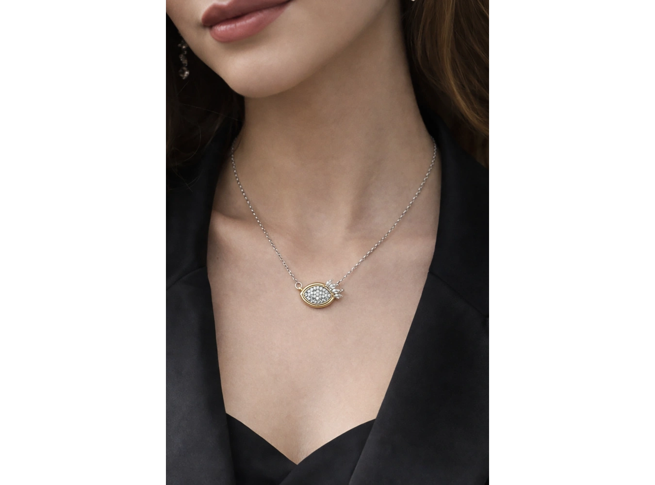 Gümüş Renk Taş Detaylı Çelik Kolye