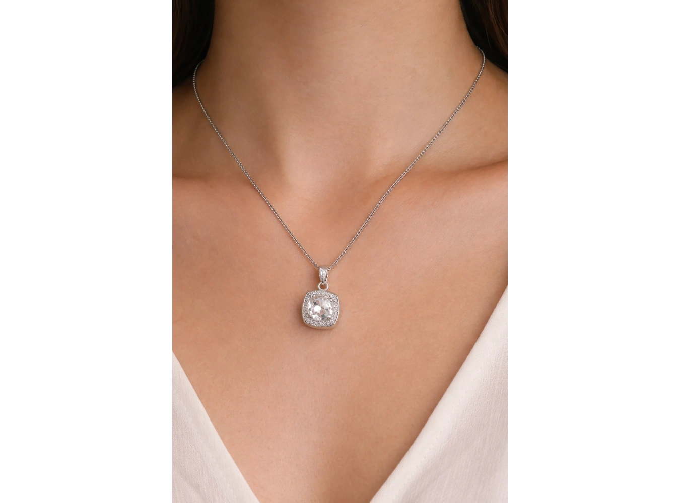 Gümüş Renk Taş Detaylı Çelik Kolye