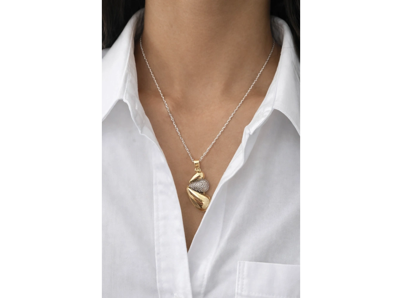 Gümüş Renk Taş Detaylı Çelik Kolye