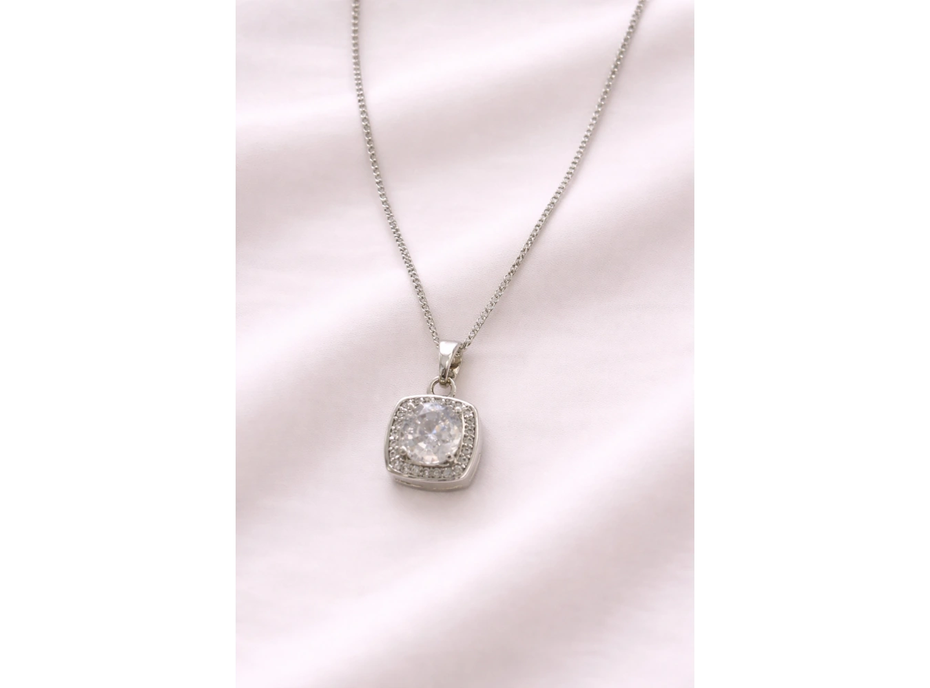 Gümüş Renk Taş Detaylı Çelik Kolye