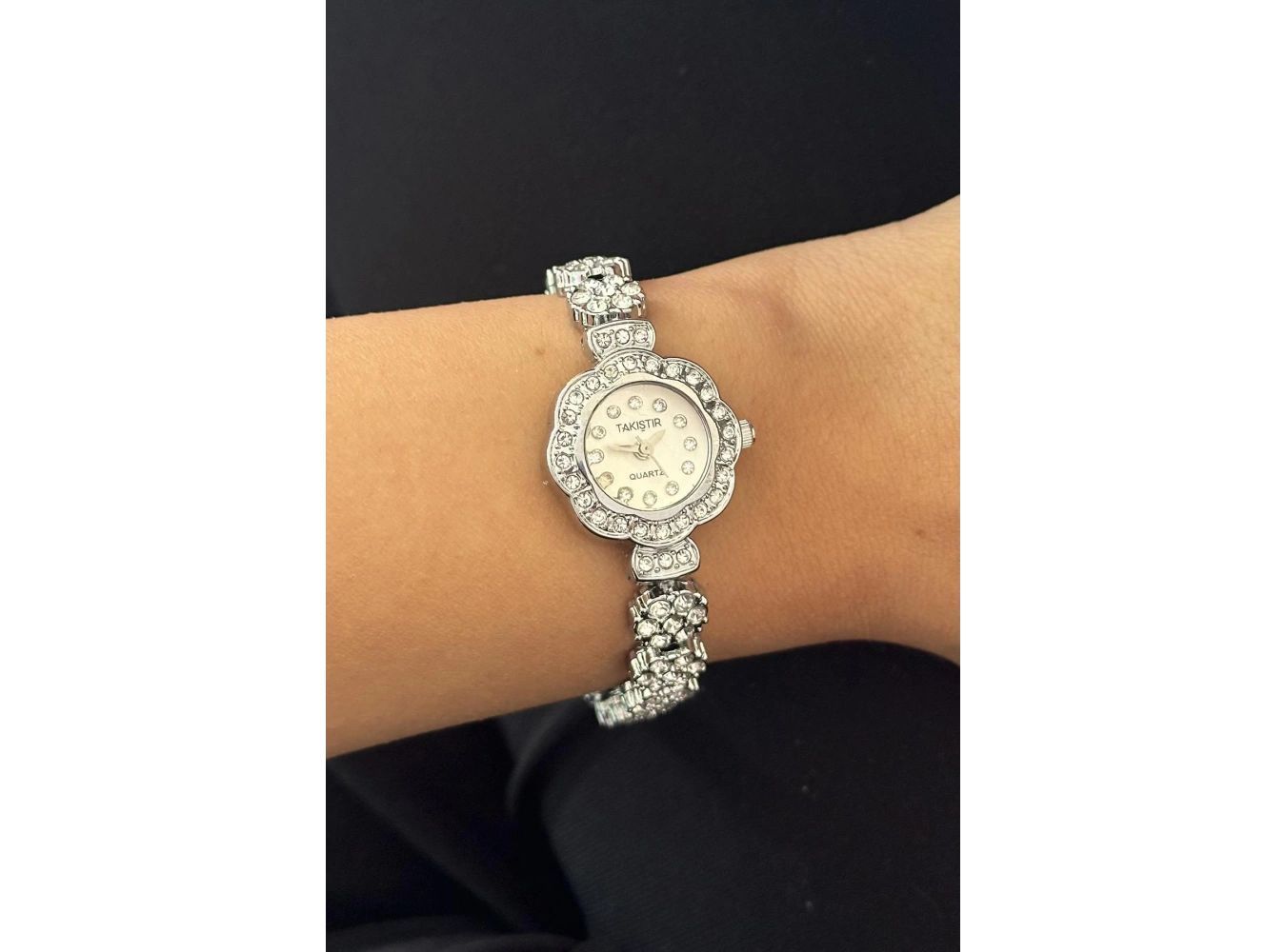 Gümüş Renk Taş Detaylı Çelik Kordonlu Kadın Saat