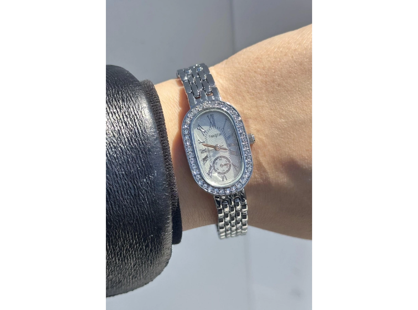 Gümüş Renk Taş Detaylı Çelik Kordonlu Kadın Saat