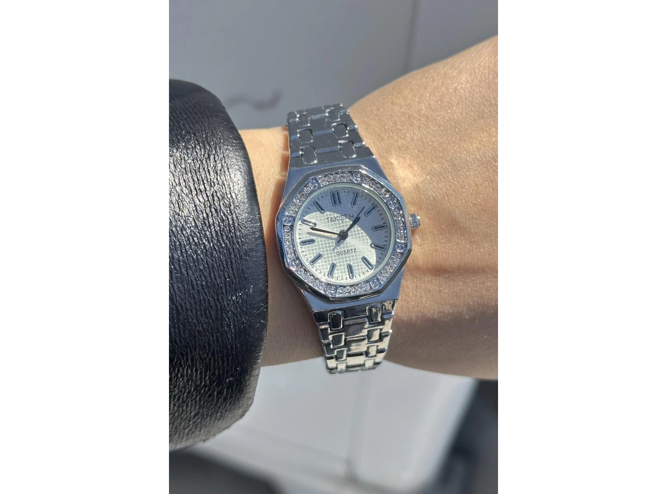 Gümüş Renk Taş Detaylı Çelik Kordonlu Kadın Saat