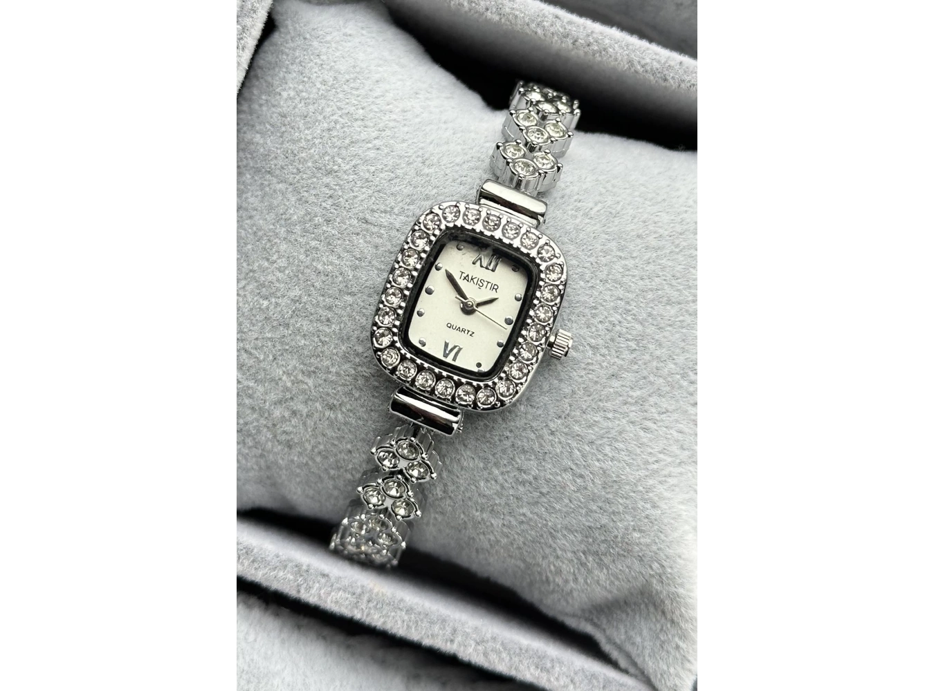 Gümüş Renk Taş Detaylı Çelik Kordonlu Kadın Saat