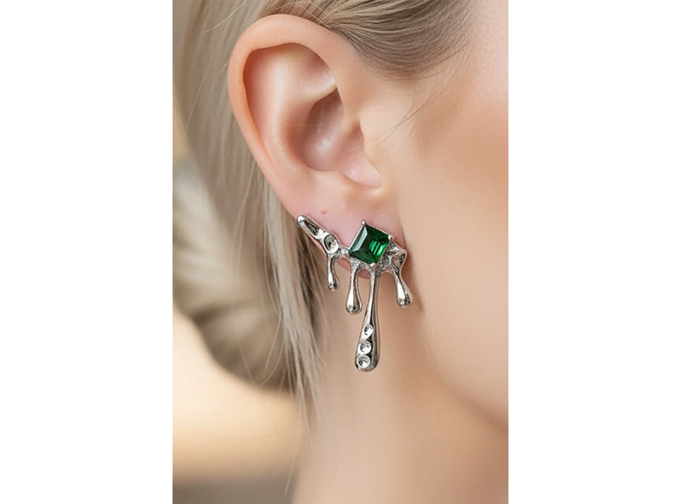 Gümüş Renk Taş Detaylı Çelik Küpe (Çift)