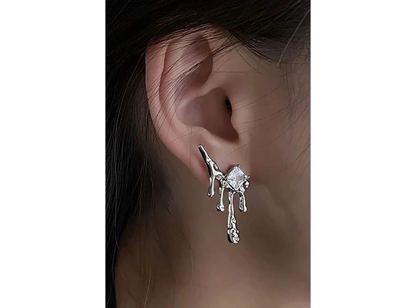 Gümüş Renk Taş Detaylı Çelik Küpe (Çift)