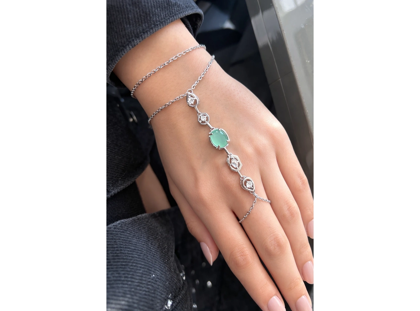 Gümüş Renk Taş Detaylı Çelik Şahmeran