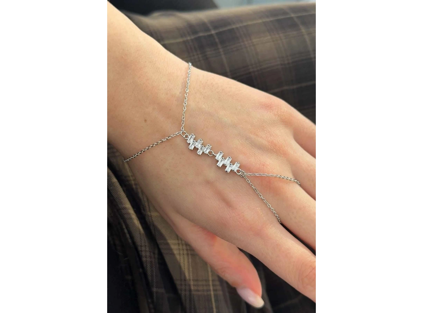 Gümüş Renk Taş Detaylı Çelik Şahmeran