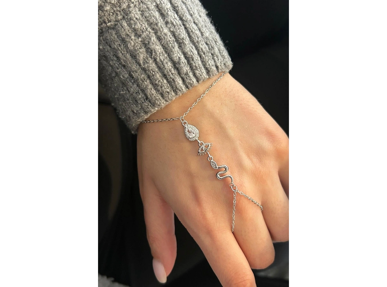 Gümüş Renk Taş Detaylı Çelik Şahmeran