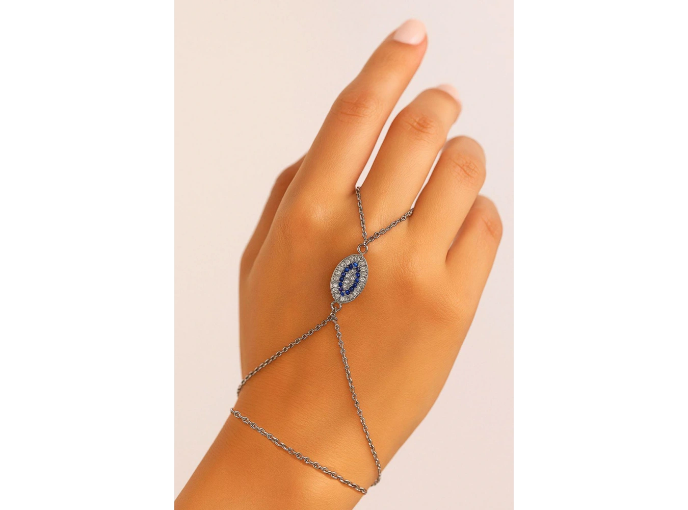 Gümüş Renk Taş Detaylı Çelik Şahmeran