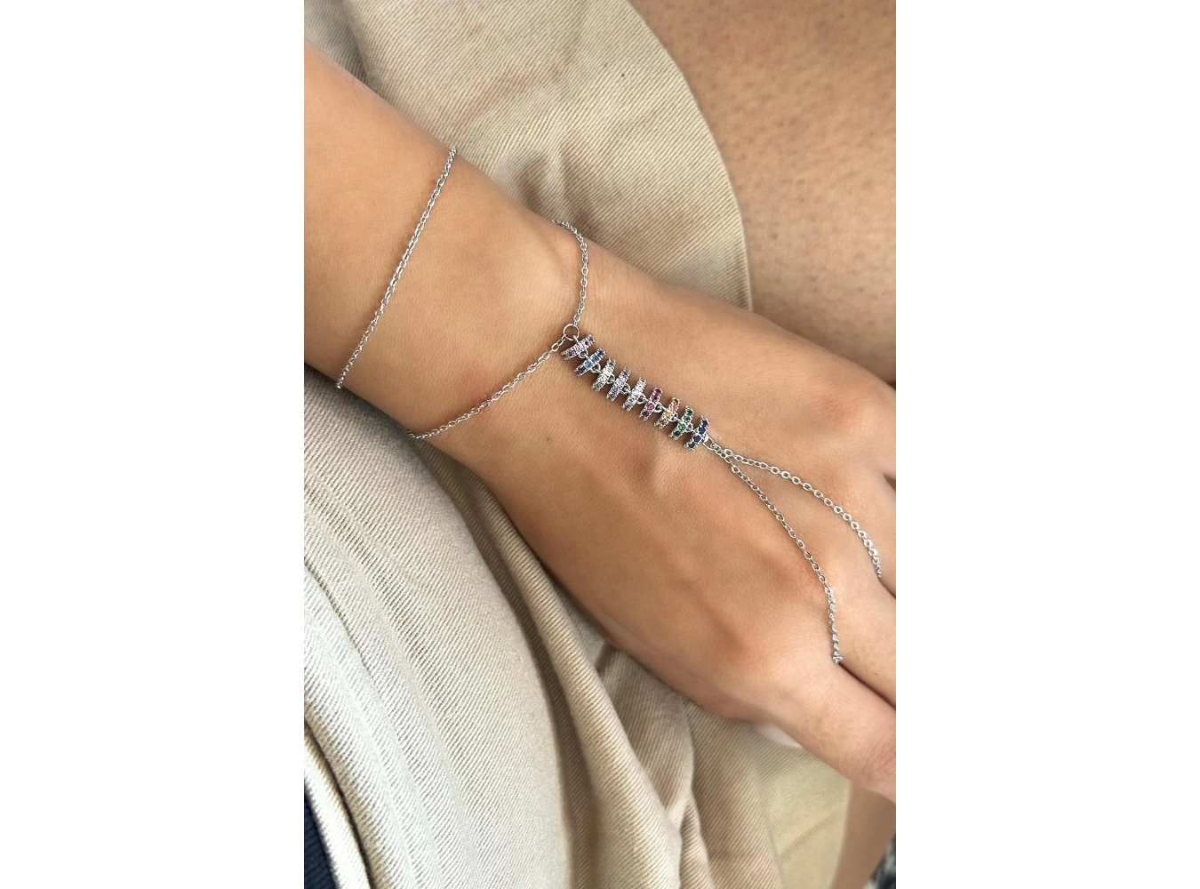 Gümüş Renk Taş Detaylı Çelik Şahmeran