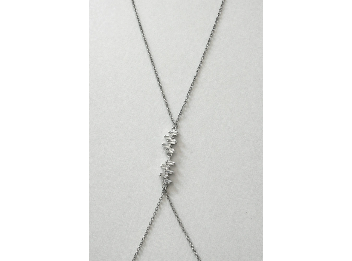 Gümüş Renk Taş Detaylı Çelik Şahmeran