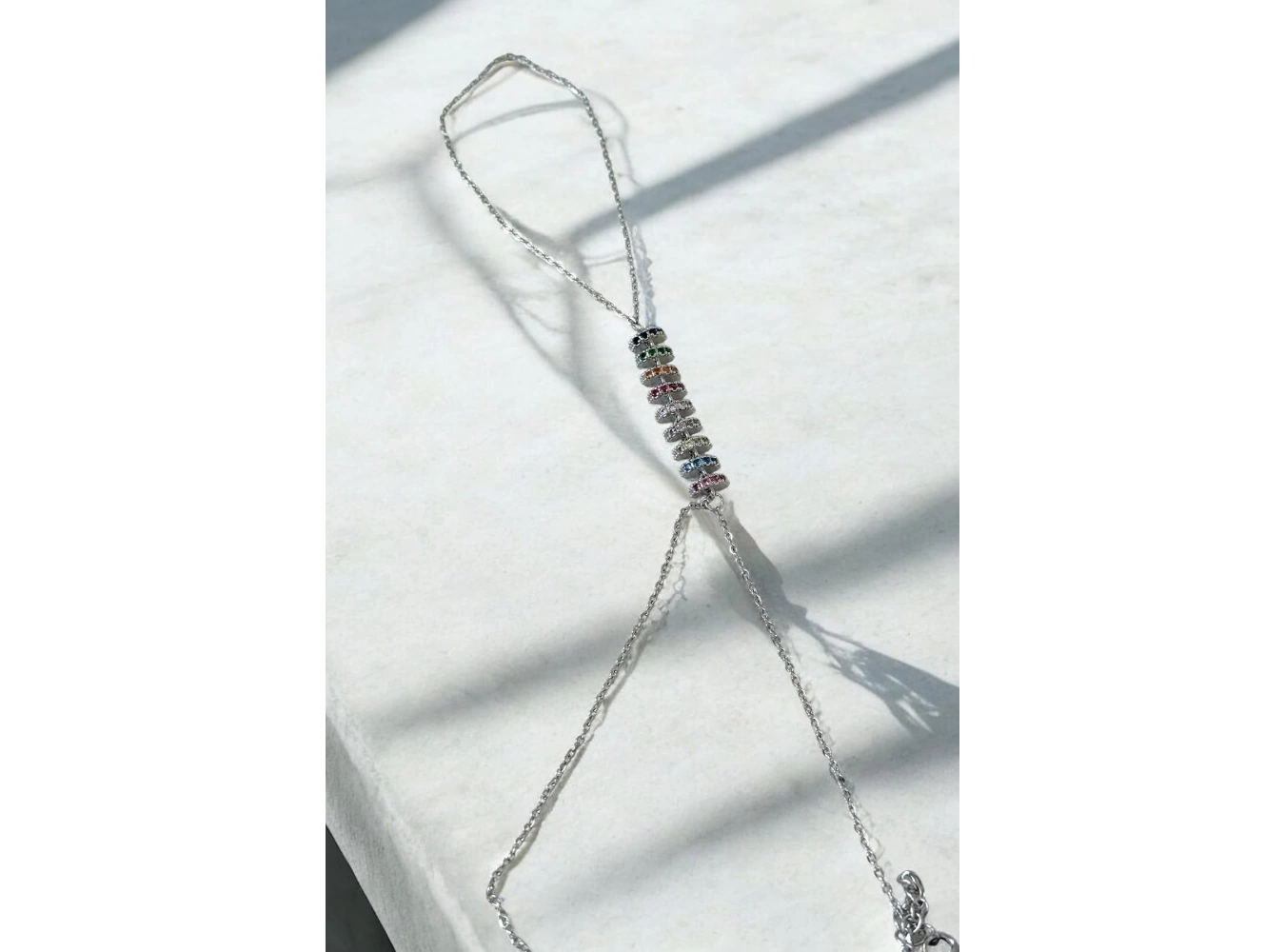 Gümüş Renk Taş Detaylı Çelik Şahmeran