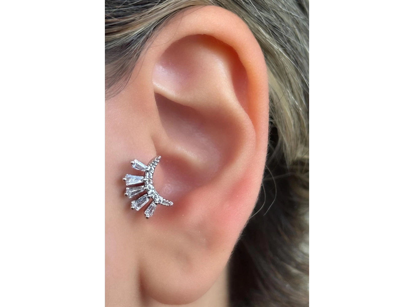 Gümüş Renk Taş Detaylı Çelik Tragus/Kıkırdak Küpe/Piercing (Tek)