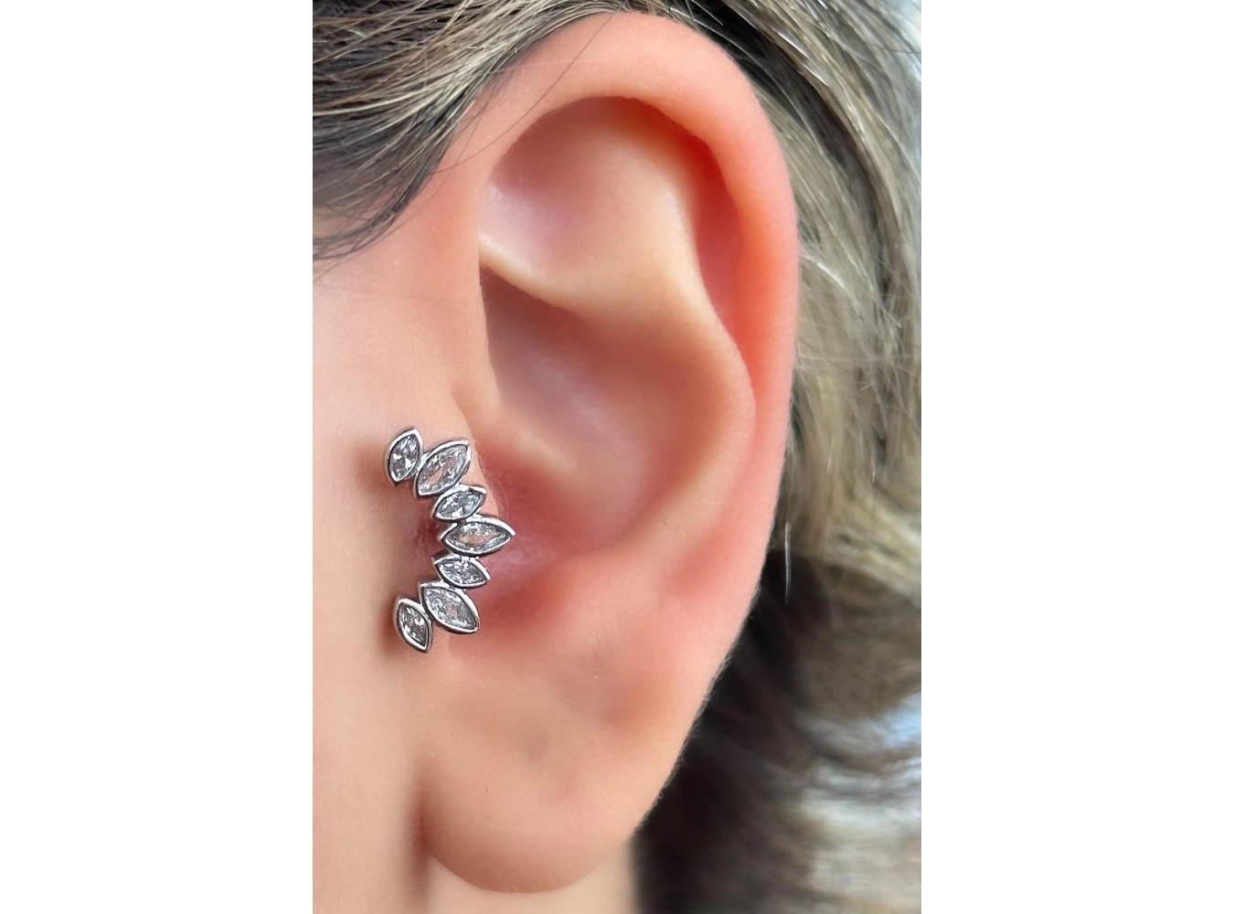 Gümüş Renk Taş Detaylı Çelik Tragus/Kıkırdak Küpe/Piercing (Tek)