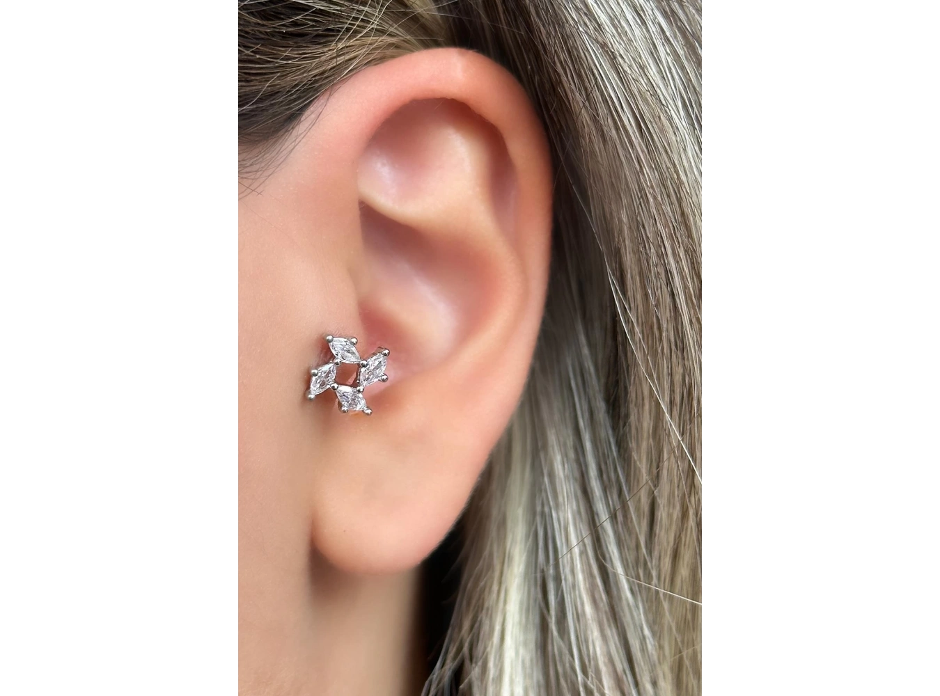 Gümüş Renk Taş Detaylı Çelik Tragus/Kıkırdak Küpe/Piercing (Tek)