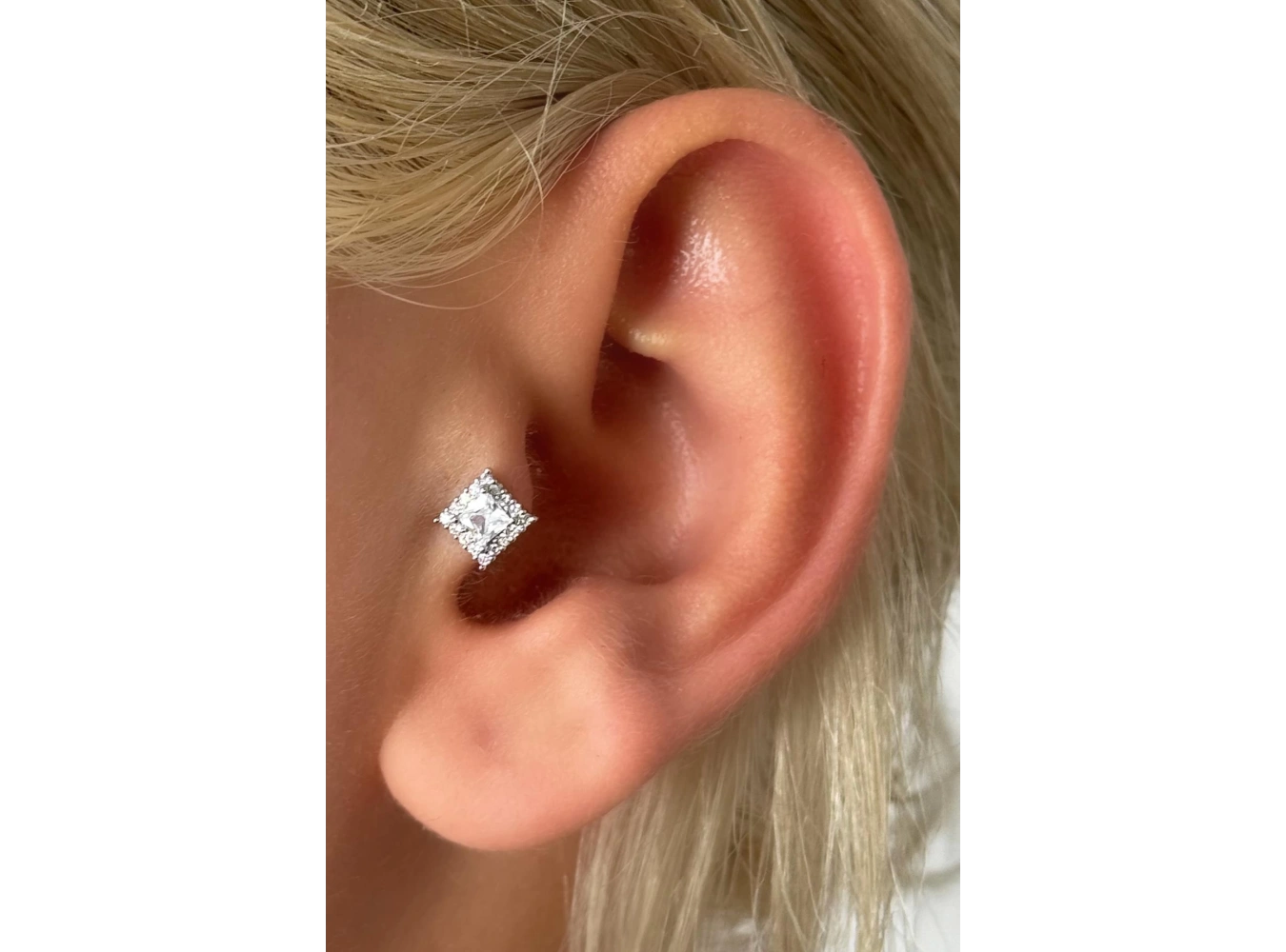 Gümüş Renk Taş Detaylı Çelik Tragus/Kıkırdak Küpe/Piercing (Tek)