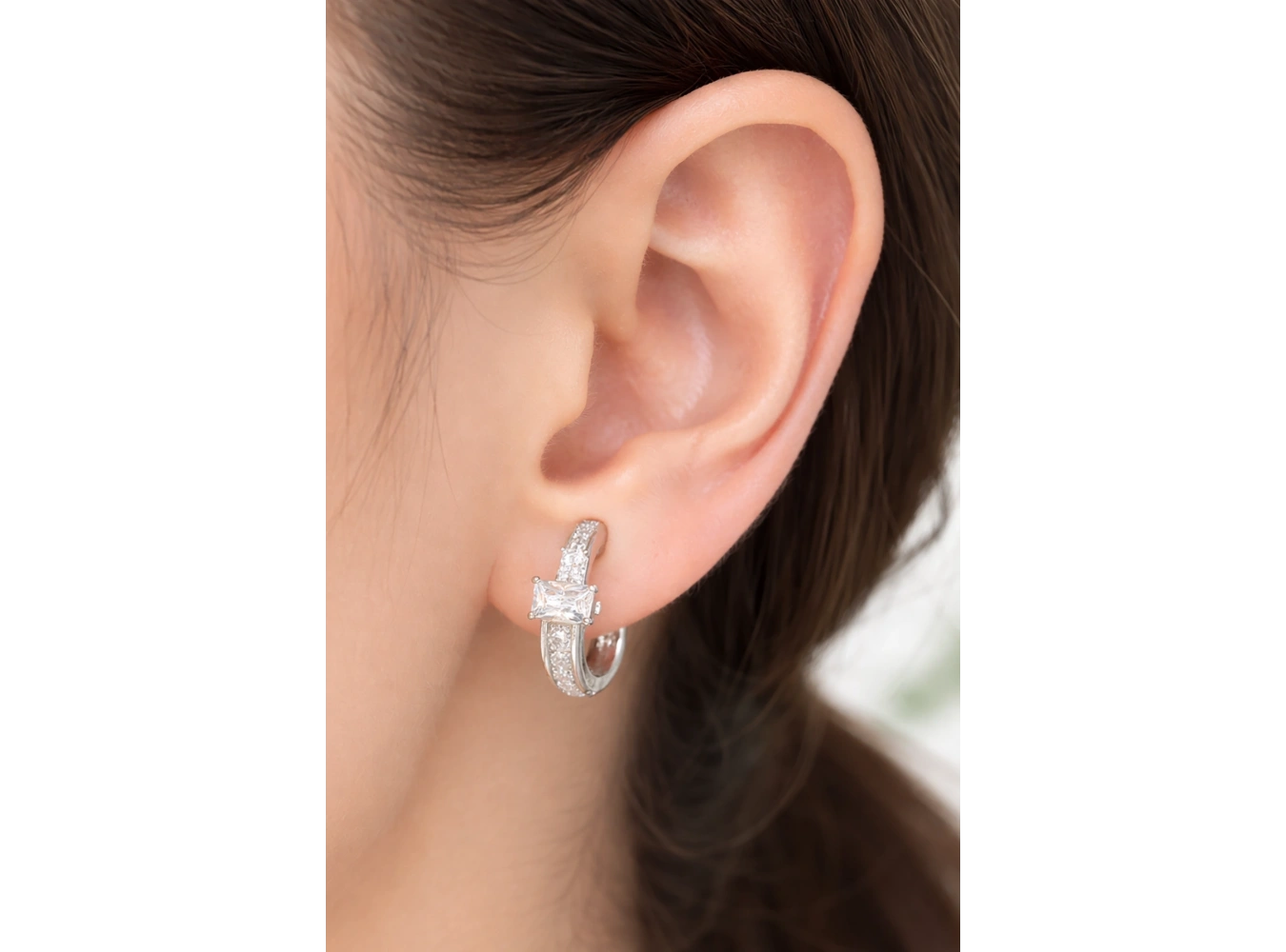 Gümüş Renk Taş Detaylı Çelik Xupıng VİP Küpe