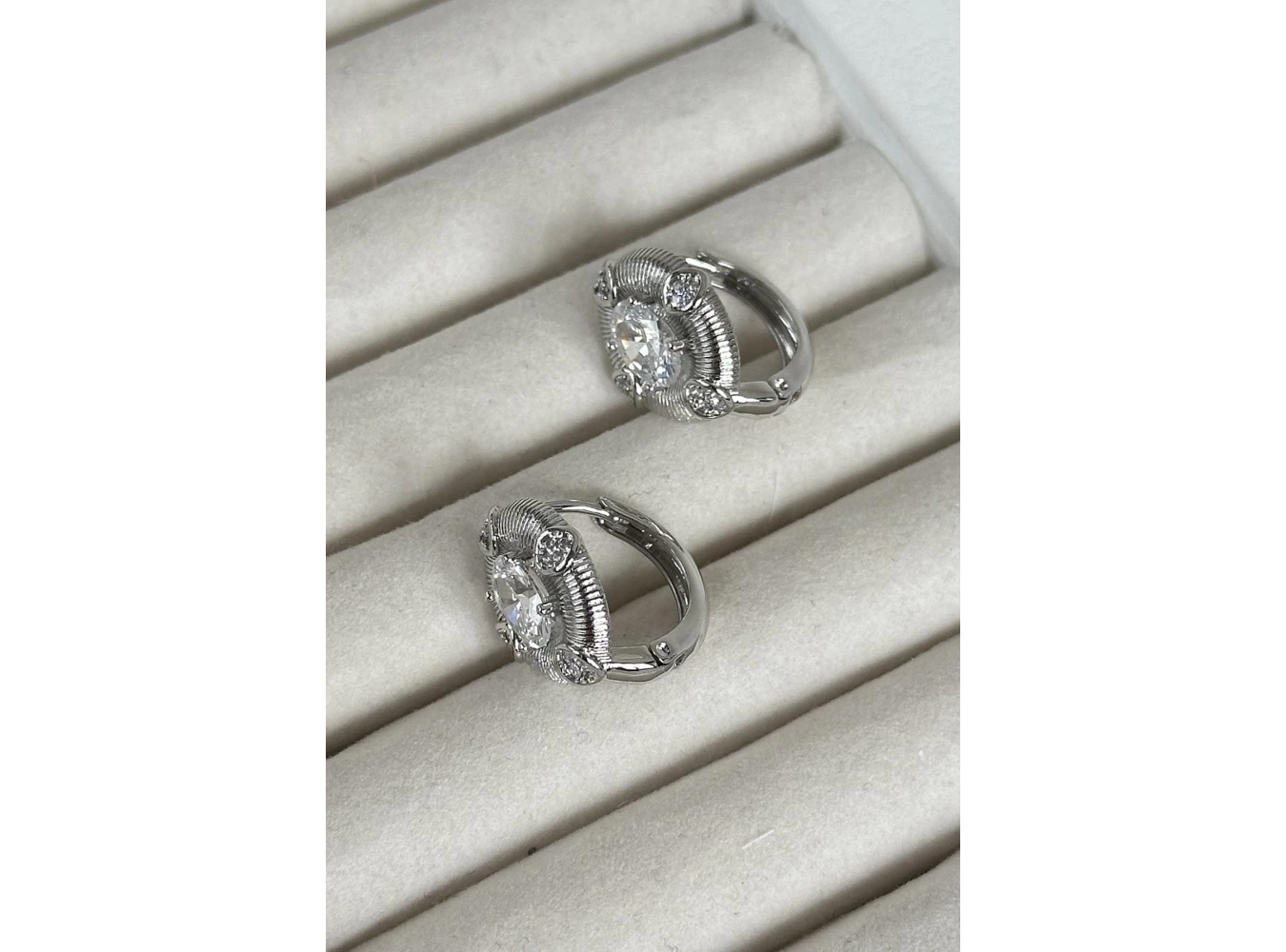 Gümüş Renk Taş Detaylı Çelik Xuping VIP Küpe