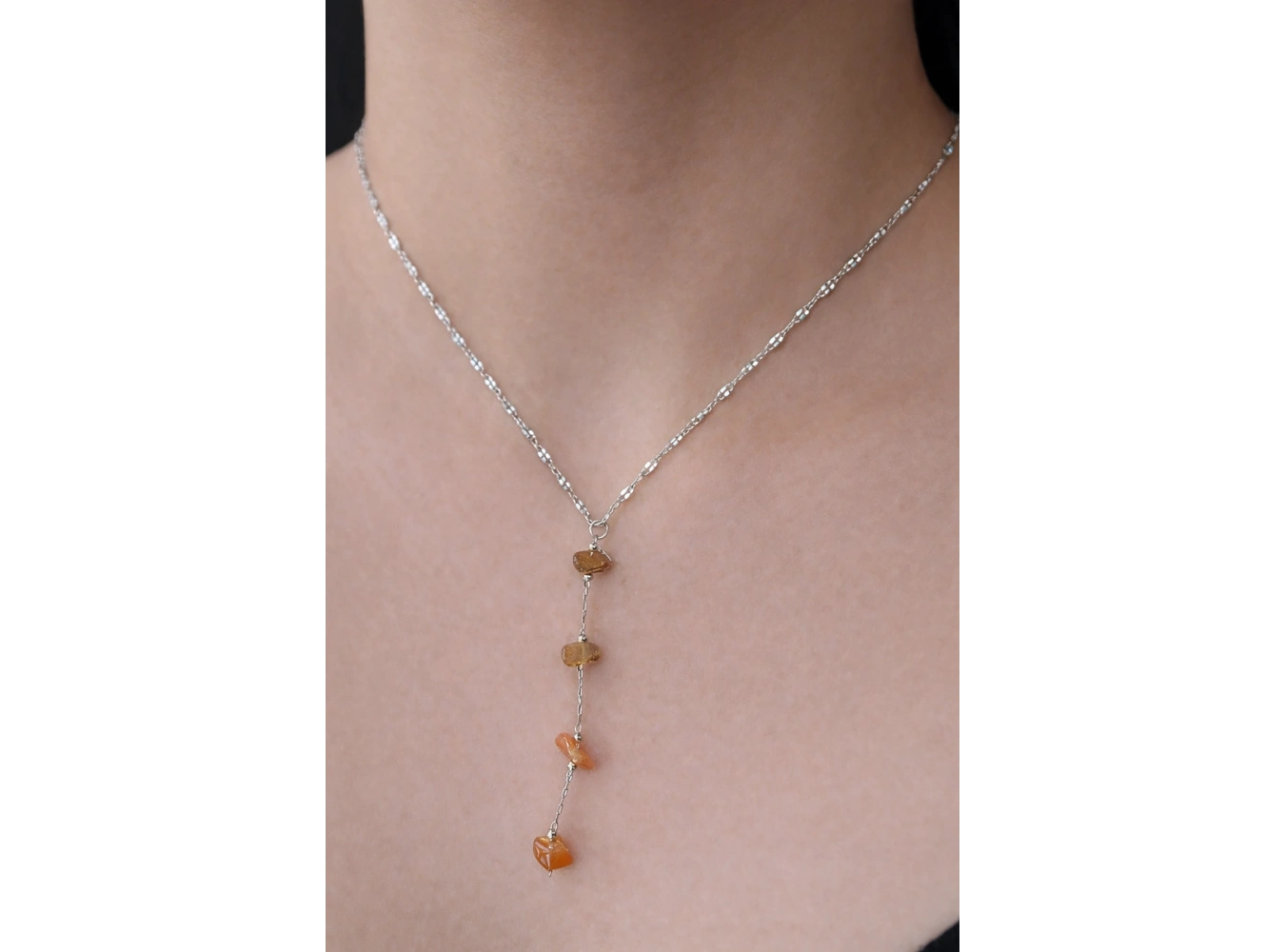 Gümüş Renk Taş Detaylı Çelik Y Kolye