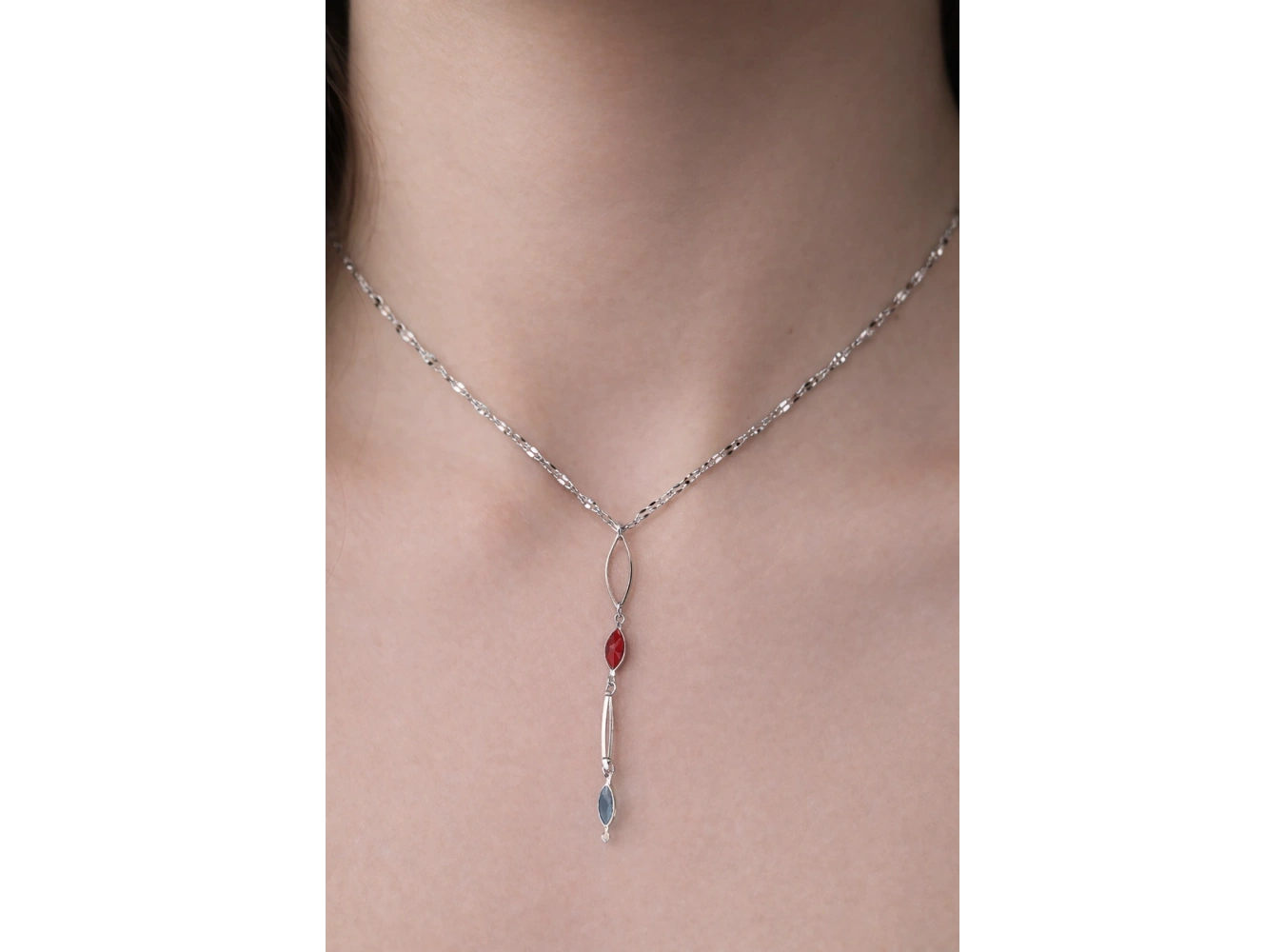 Gümüş Renk Taş Detaylı Çelik Y Kolye