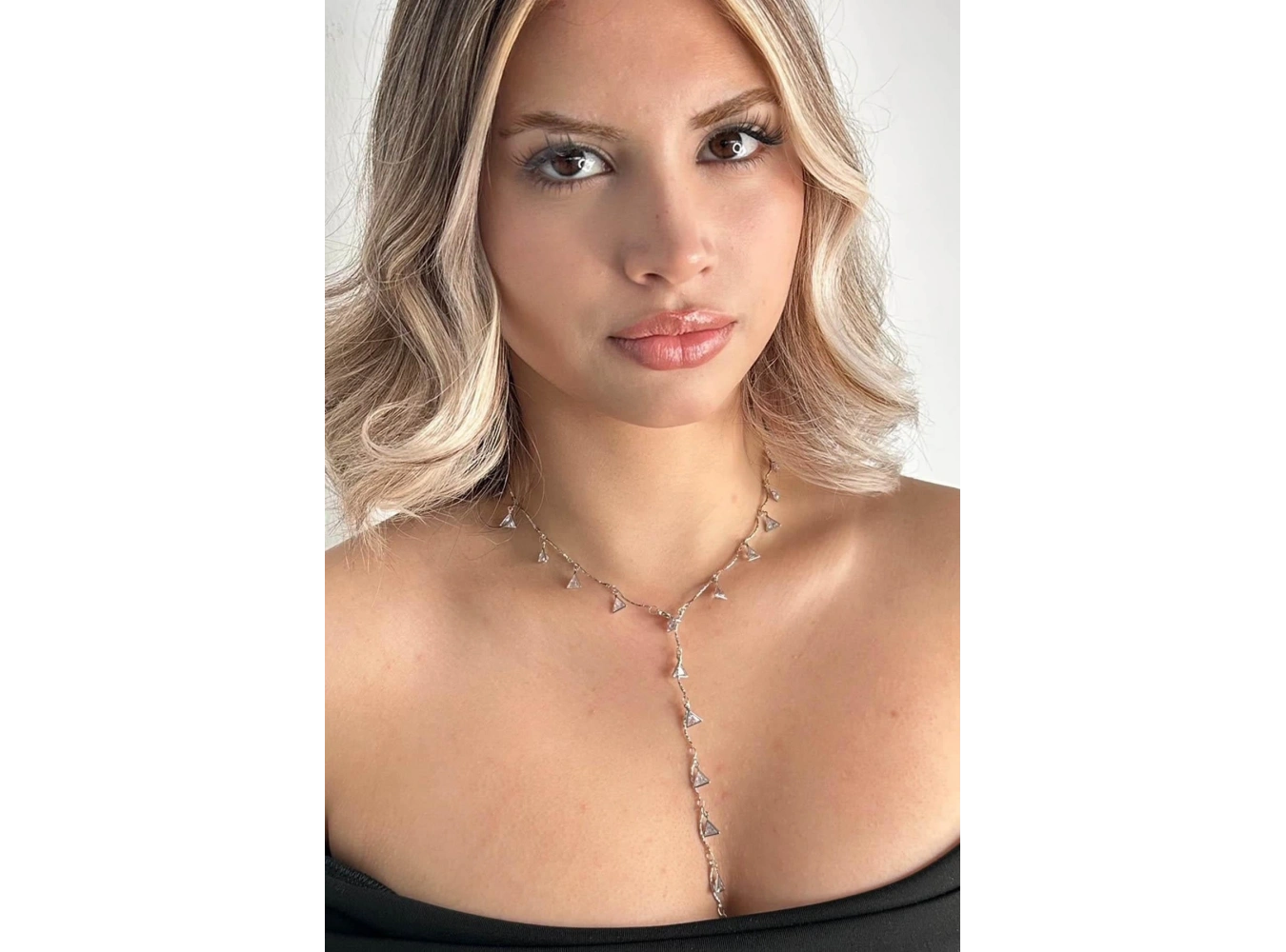 Gümüş Renk Taş Detaylı Çelik Y Kolye