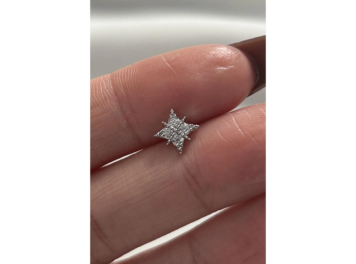 Gümüş Renk Taş Detaylı Cerrahi Çelik Tragus/Kıkırdak Küpe/Piercing (Tek)