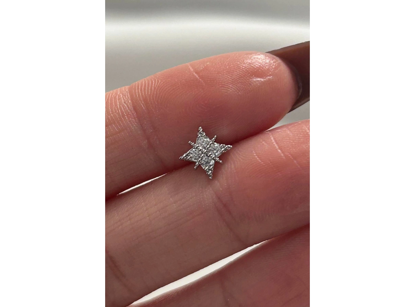Gümüş Renk Taş Detaylı Cerrahi Çelik Tragus/Kıkırdak Küpe/Piercing (Tek)