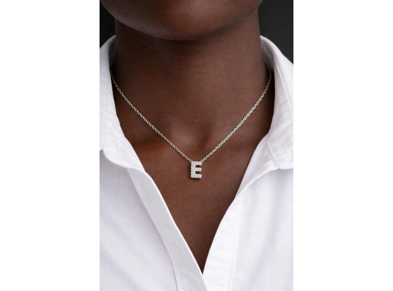 Gümüş Renk Taş Detaylı E Harfli Mini Çelik Kolye