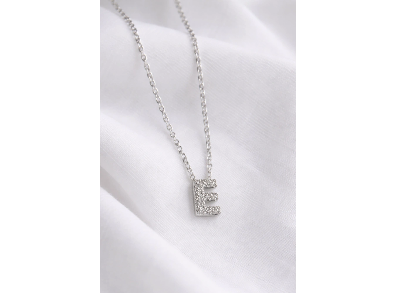 Gümüş Renk Taş Detaylı E Harfli Mini Çelik Kolye