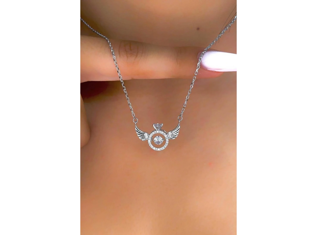 Gümüş Renk Taş Detaylı Kanat Figürlü Çelik Kolye