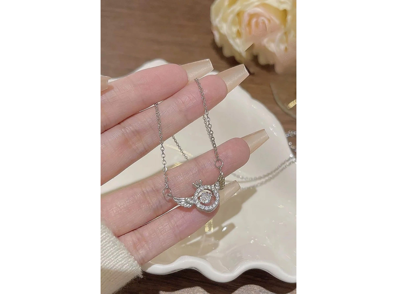 Gümüş Renk Taş Detaylı Kanat Figürlü Çelik Kolye