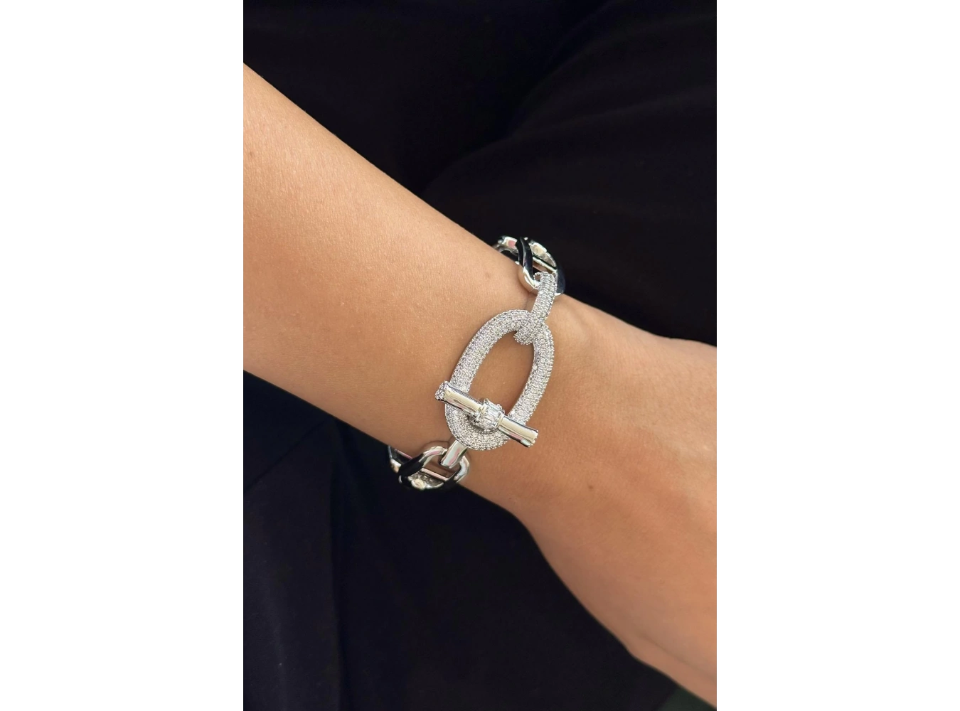 Gümüş Renk Taş Detaylı Kelepçe Bileklik