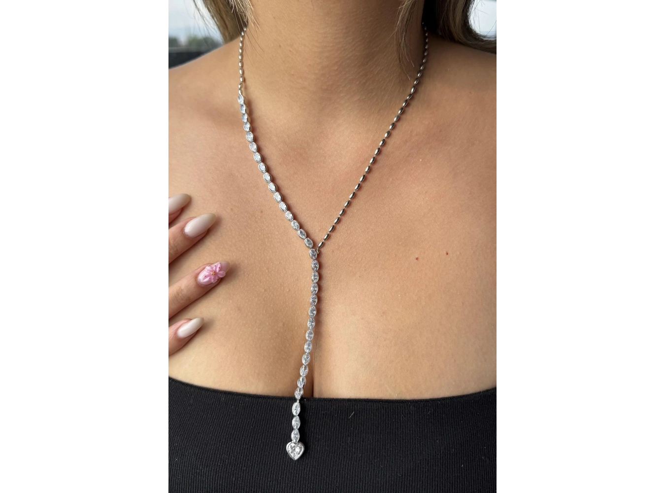 Gümüş Renk Taş Detaylı Kolye