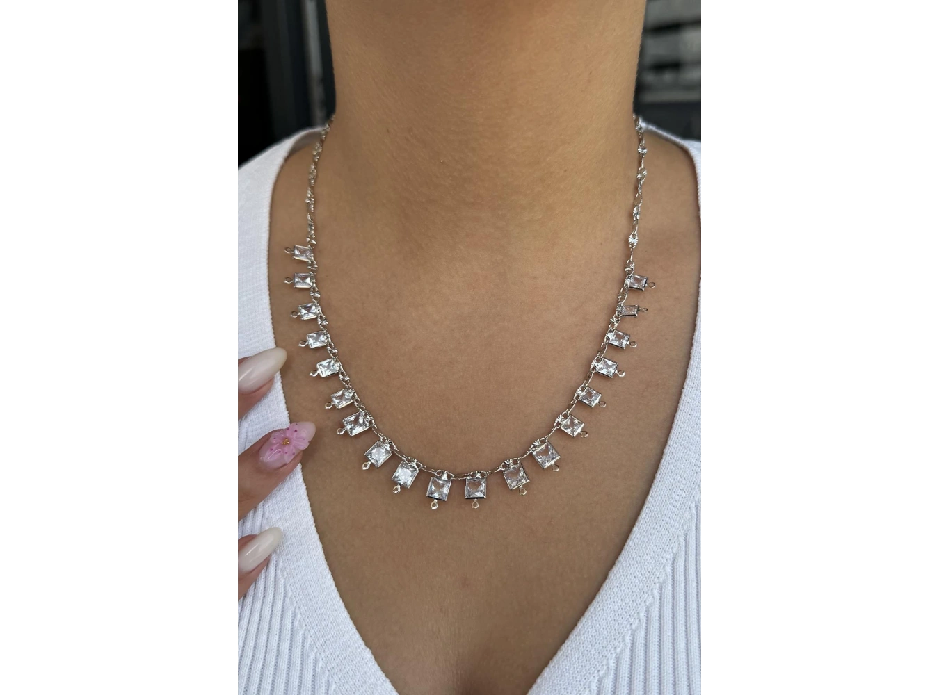 Gümüş Renk Taş Detaylı Kolye