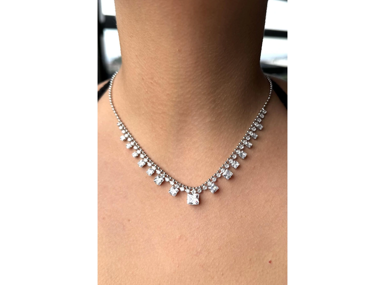 Gümüş Renk Taş Detaylı Kolye