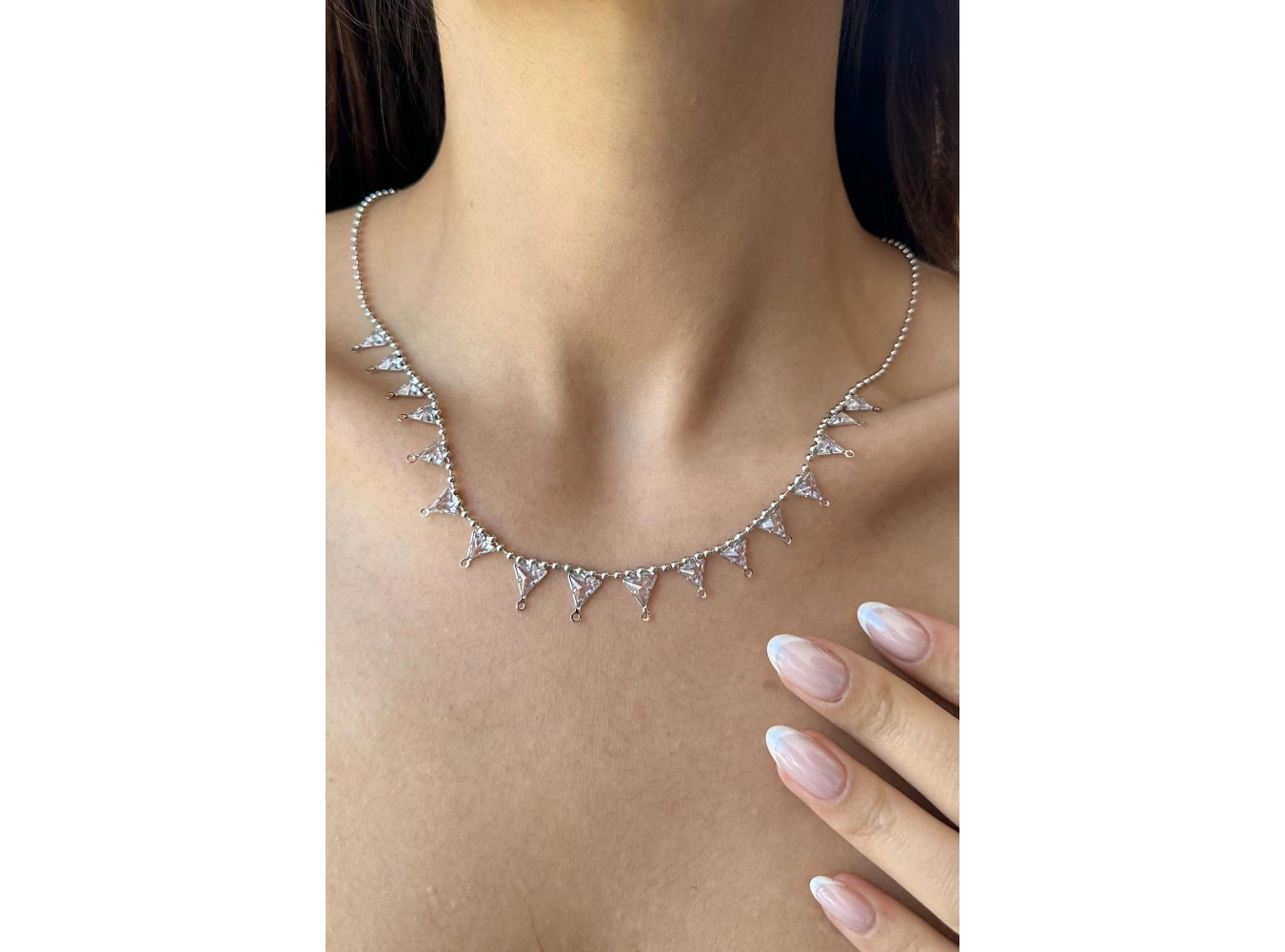 Gümüş Renk Taş Detaylı Kolye