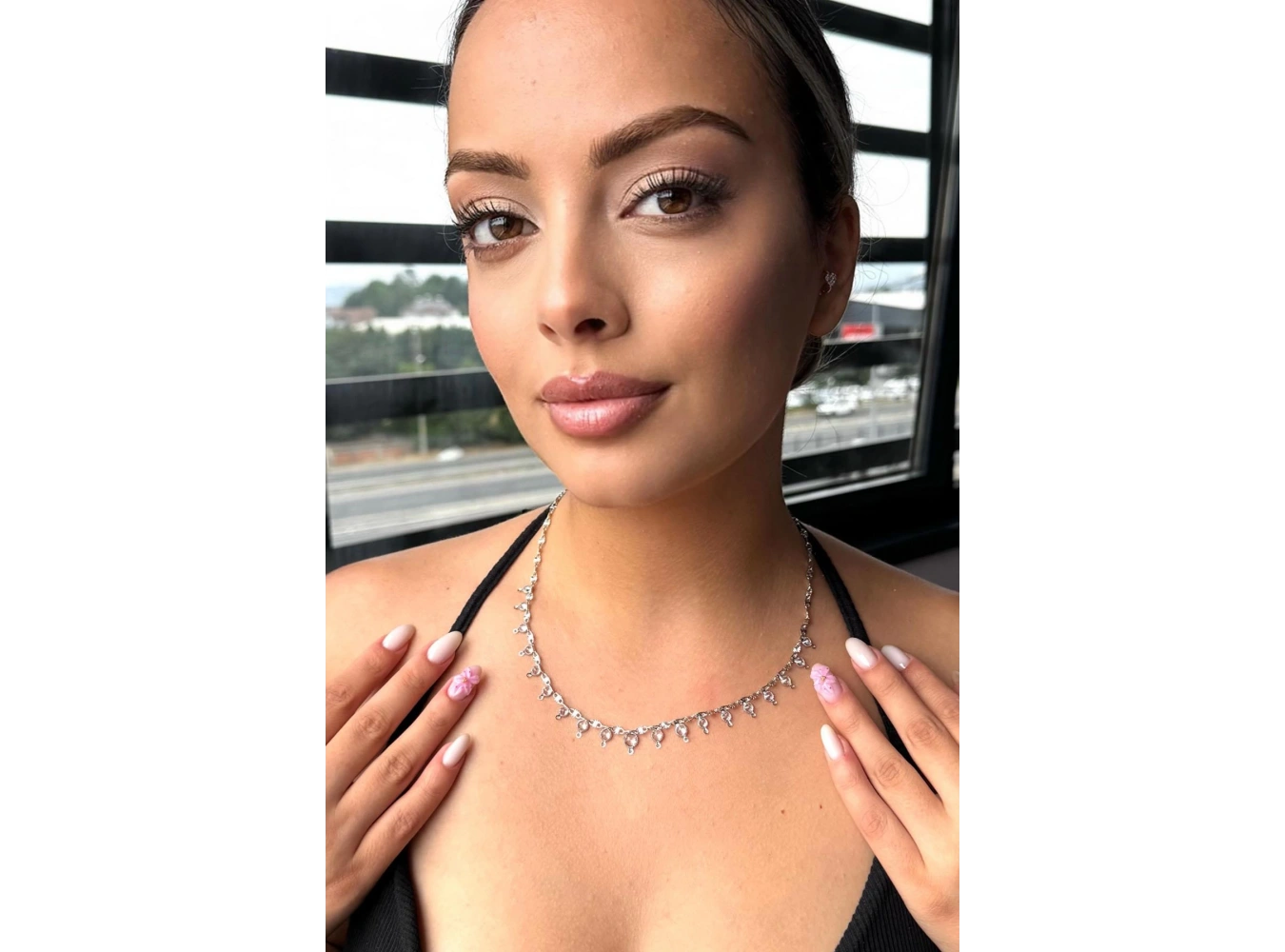 Gümüş Renk Taş Detaylı Kolye