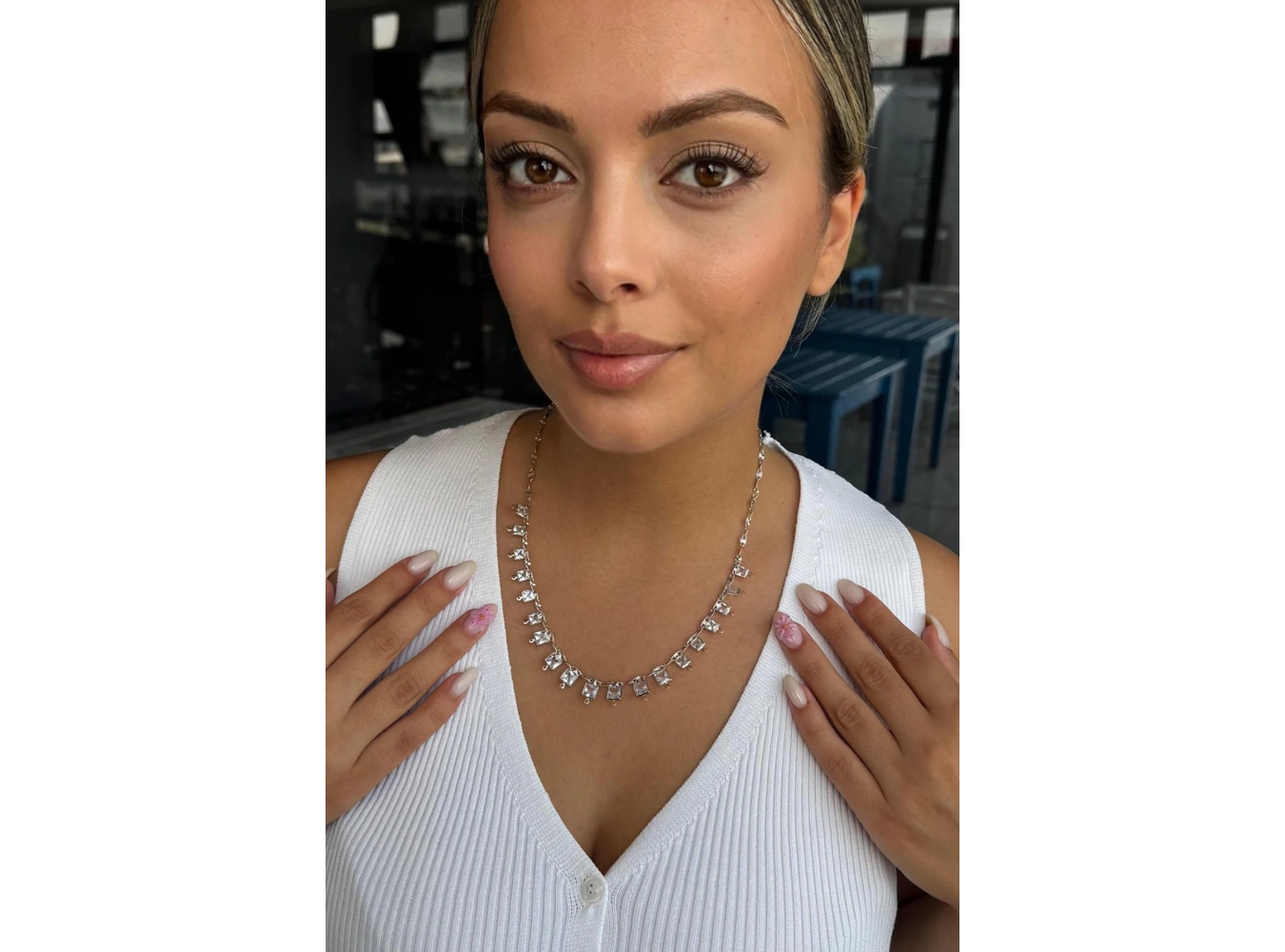 Gümüş Renk Taş Detaylı Kolye