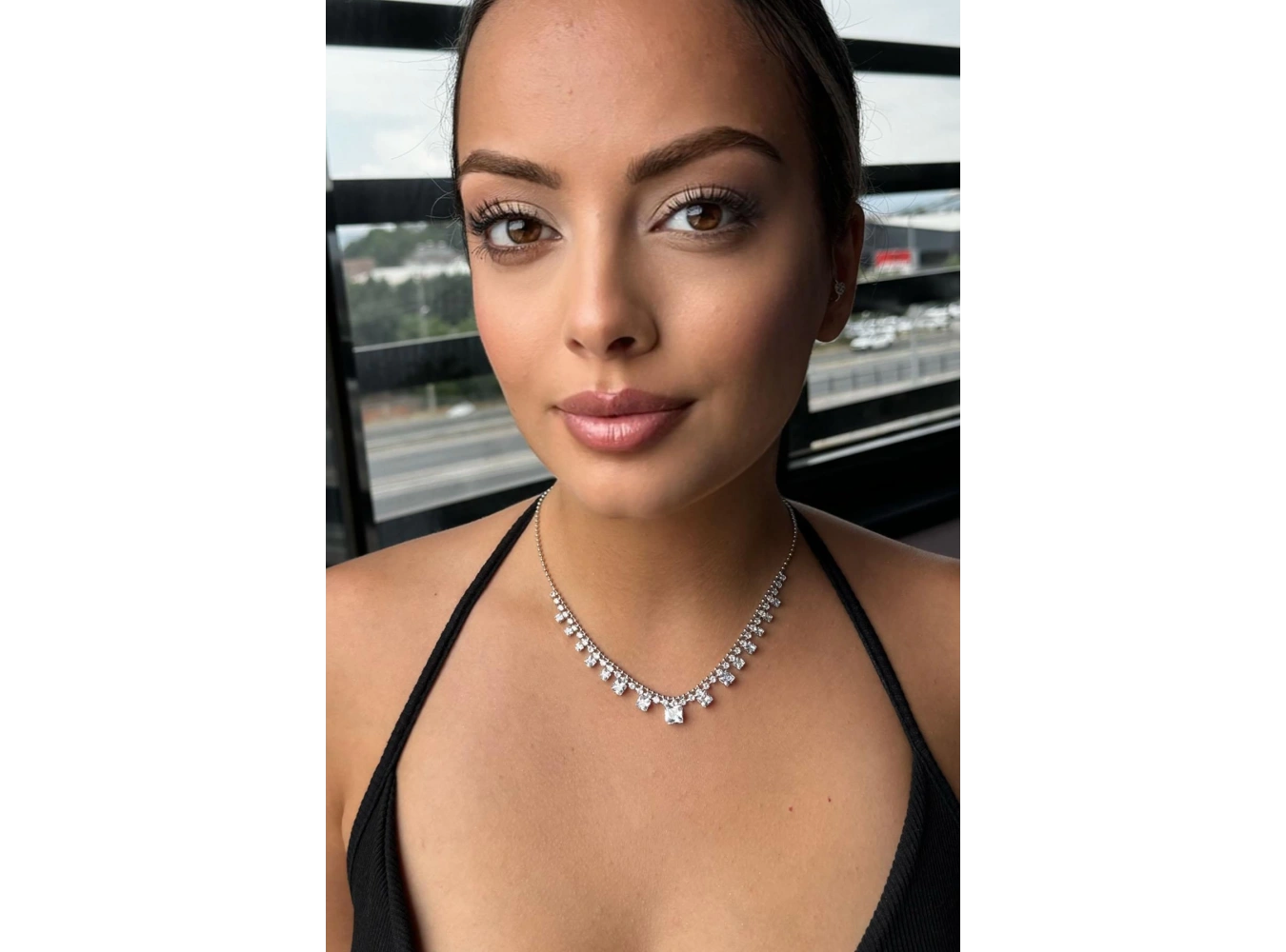 Gümüş Renk Taş Detaylı Kolye